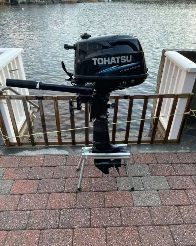 Hvordan oppbevarer du din påhenger på vinteren? Motorbukk er veldig kjekt! forenkler og lagrer din motor på en praktisk og trygg måte. 🙌 #båt #båtopplag #baatdeler #båtmotor #påhenger