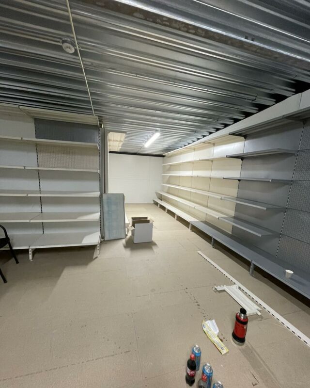 Vi nærmer oss innflytning i nytt lokale på Solåsen! 😀☀️ En stor takk til alle som har hjulpet oss med både bygging av en ekstra etasje, kontor og ikke minst hyller/innredning! Vi satser på å være inne i løpet av mars, vi sees! 👍